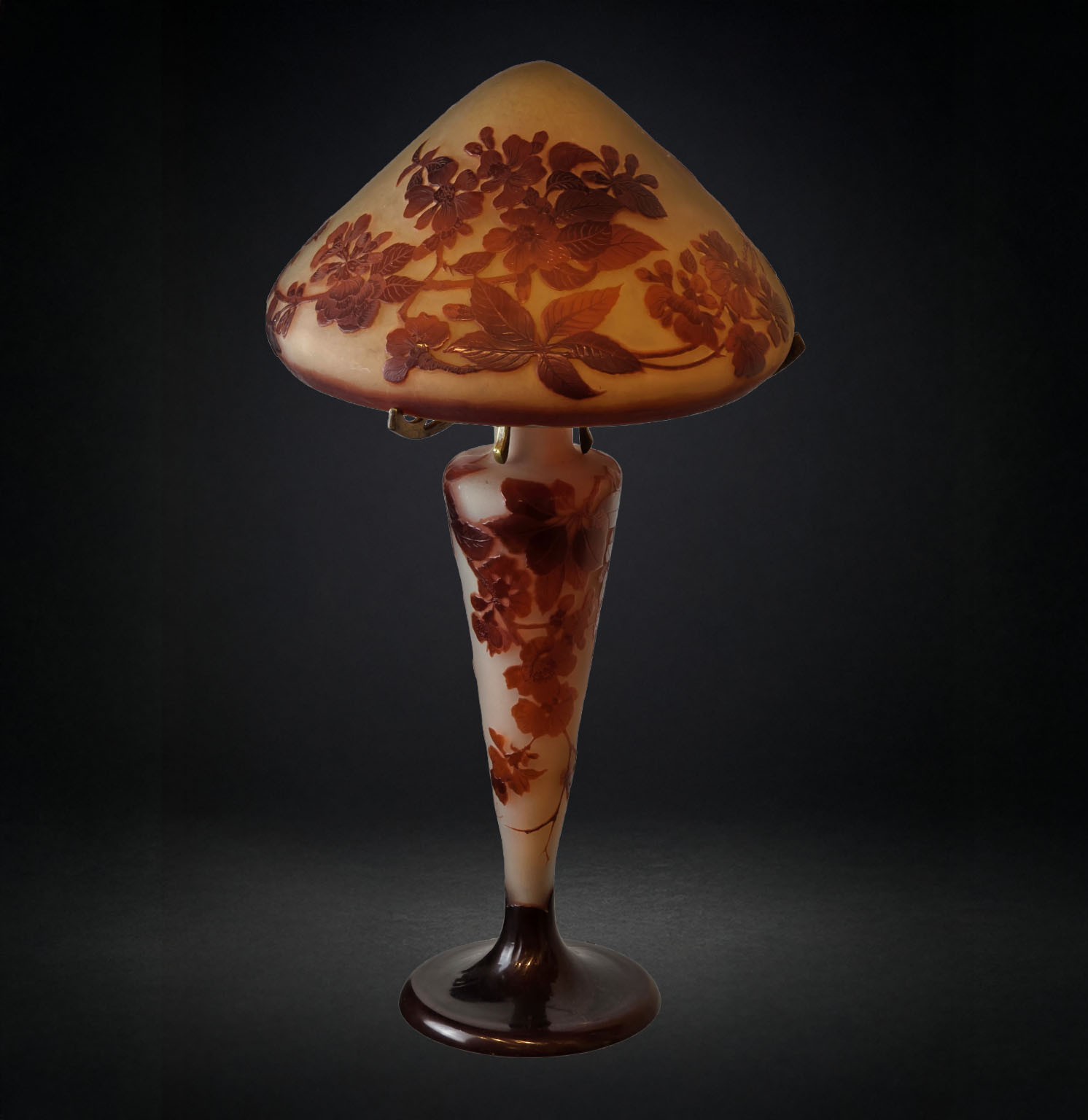 Lampe champignon Art Nouveau en pâte de verre à décor de vignes et raisins signée Emile Gallé