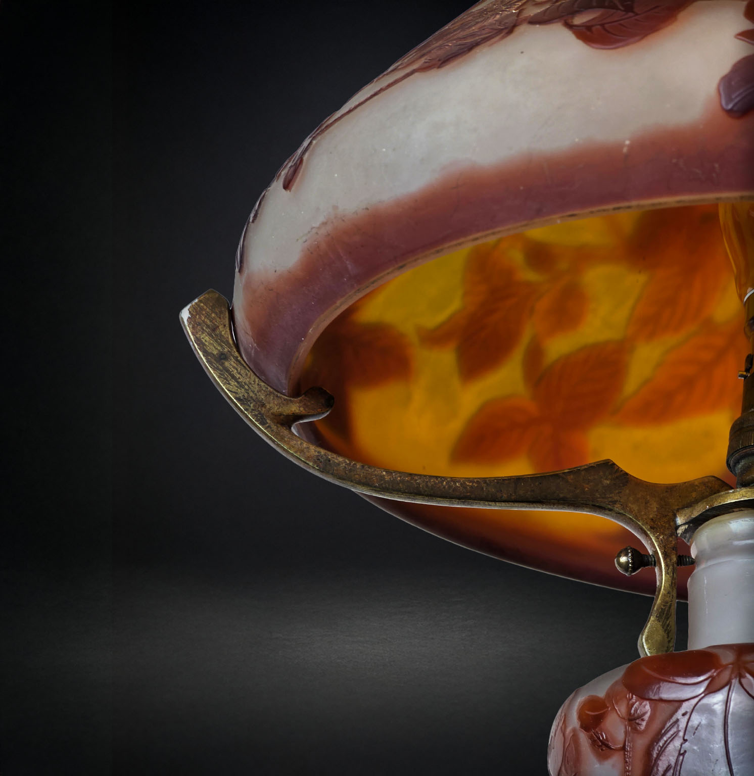 Lampe champignon Art Nouveau en pâte de verre à décor de vignes et raisins signée Emile Gallé