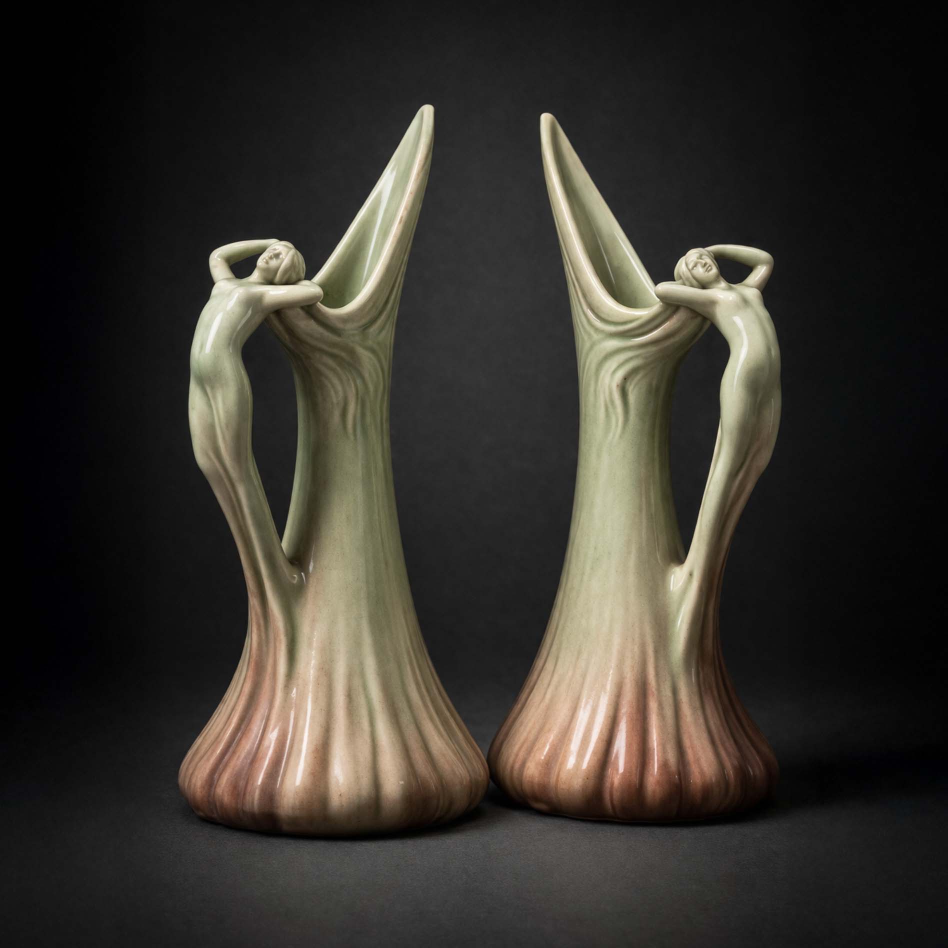 Paire de grands vases / pichets Art Nouveau Jérôme Massier en faïence à décor de femme stylisée