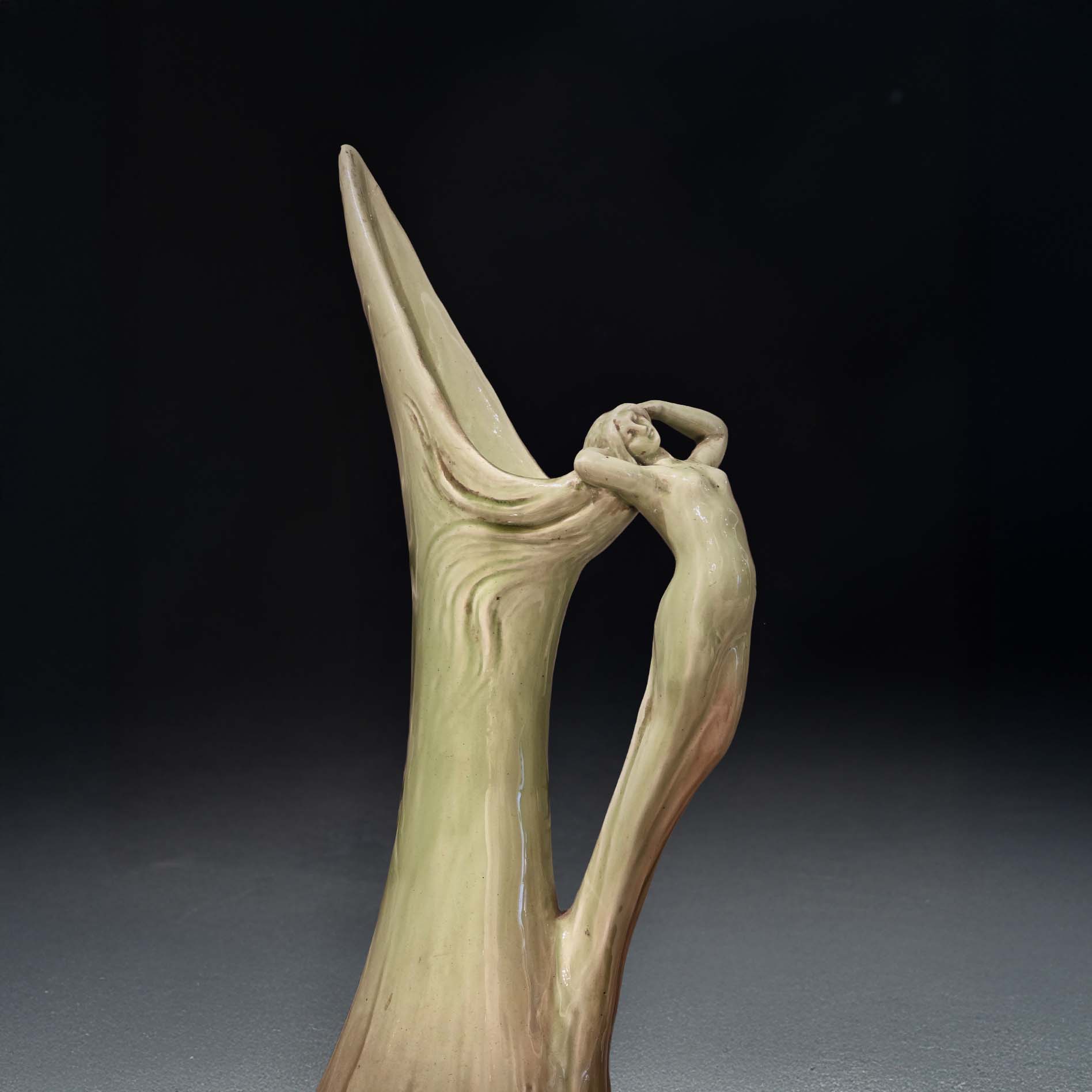 Paire de grands vases / pichets Art Nouveau Jérôme Massier en faïence à décor de femme stylisée