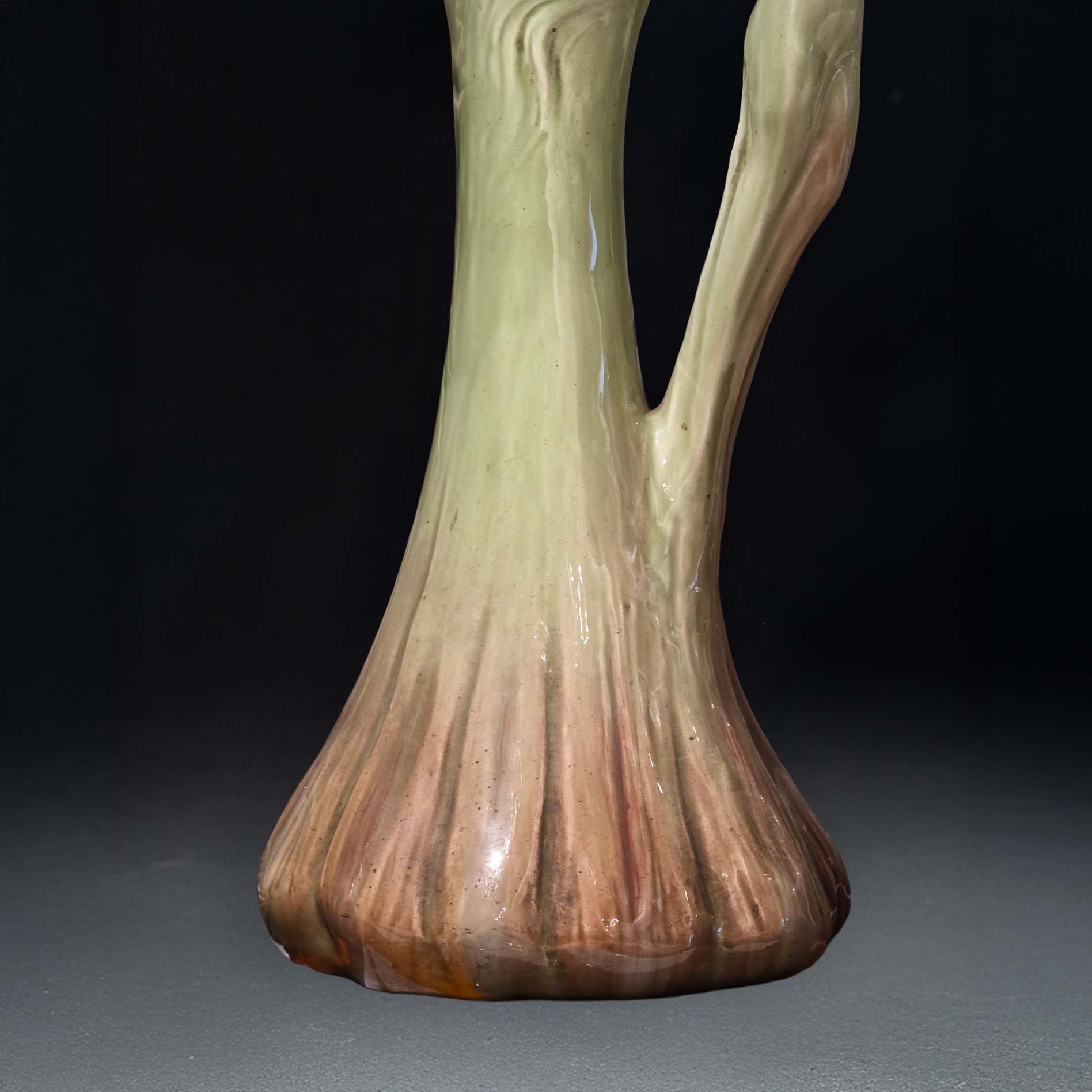 Paire de grands vases / pichets Art Nouveau Jérôme Massier en faïence à décor de femme stylisée