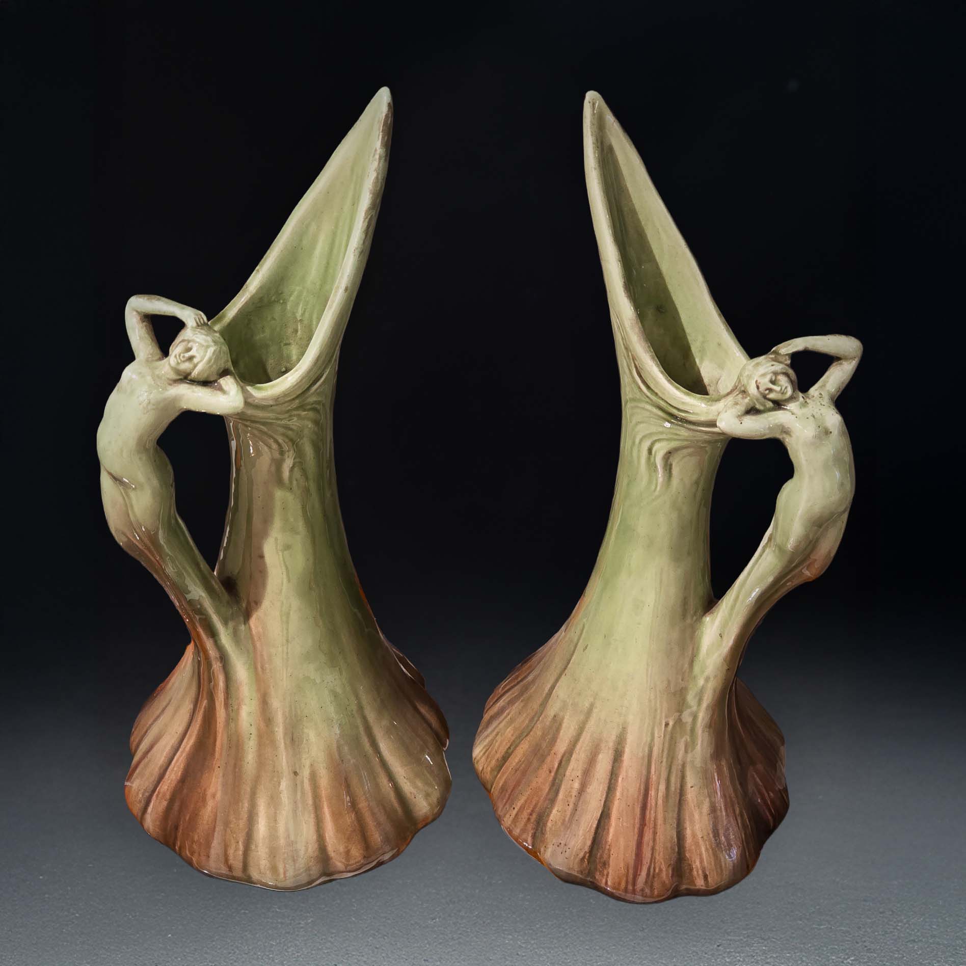Paire de grands vases / pichets Art Nouveau Jérôme Massier en faïence à décor de femme stylisée