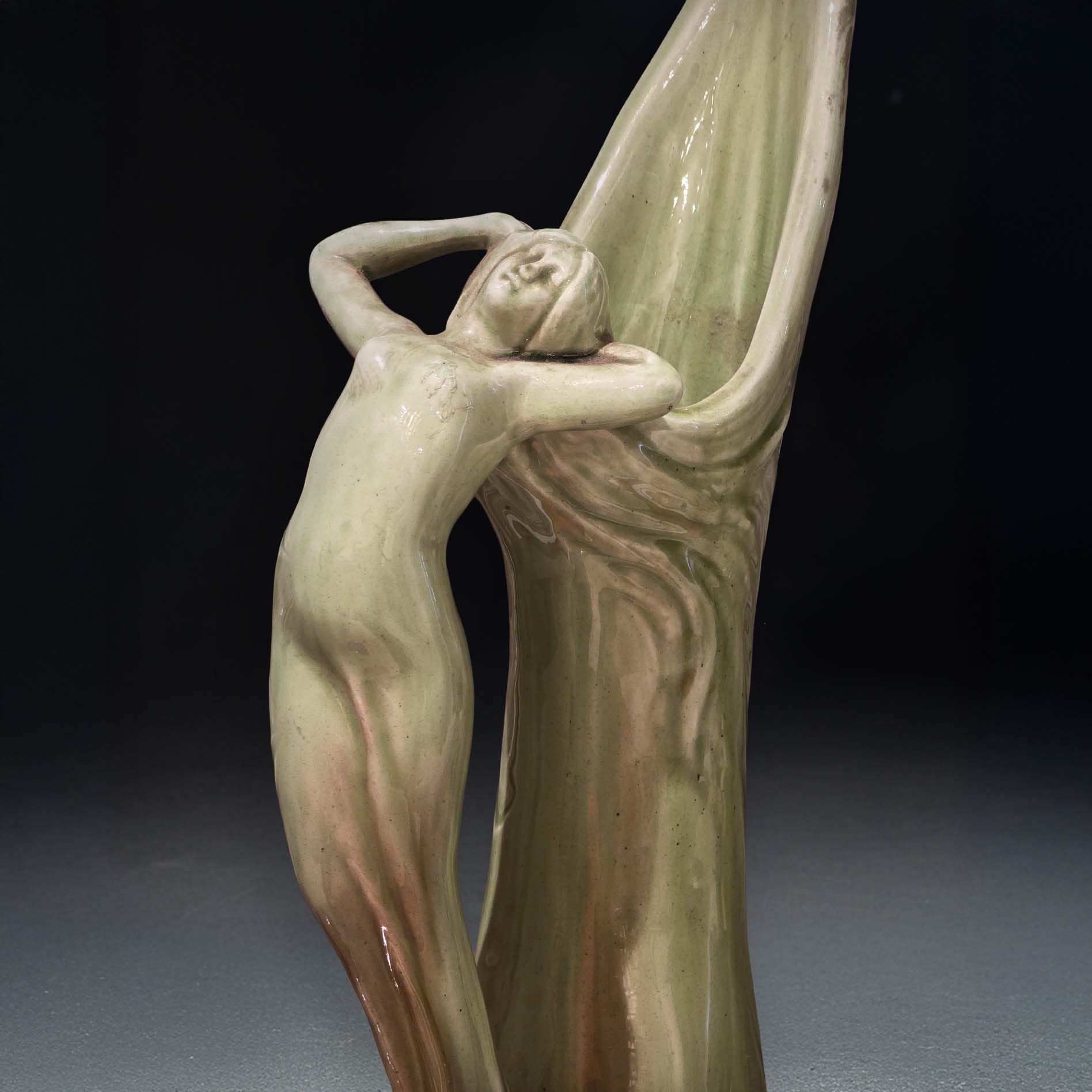 Paire de grands vases / pichets Art Nouveau Jérôme Massier en faïence à décor de femme stylisée