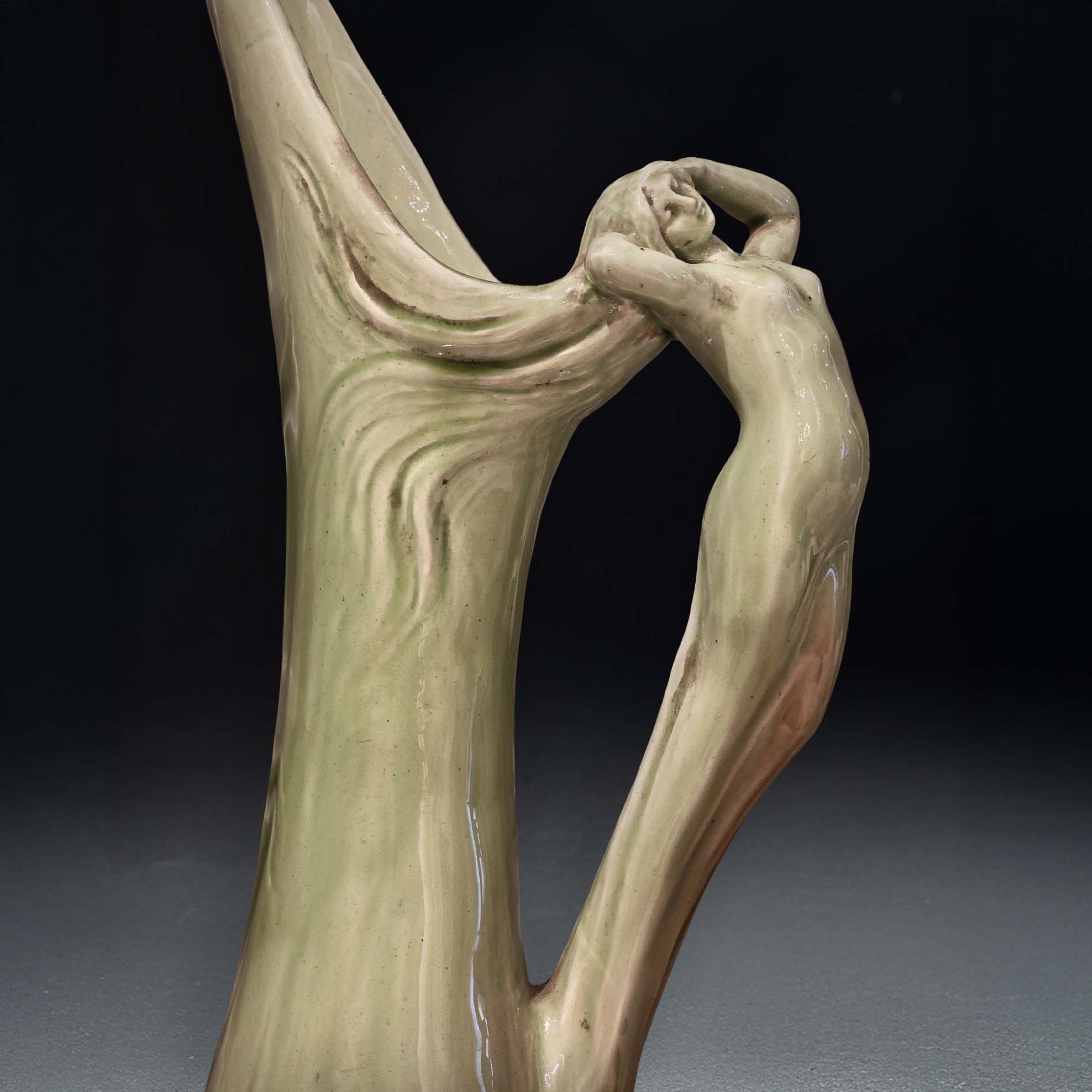 Paire de grands vases / pichets Art Nouveau Jérôme Massier en faïence à décor de femme stylisée