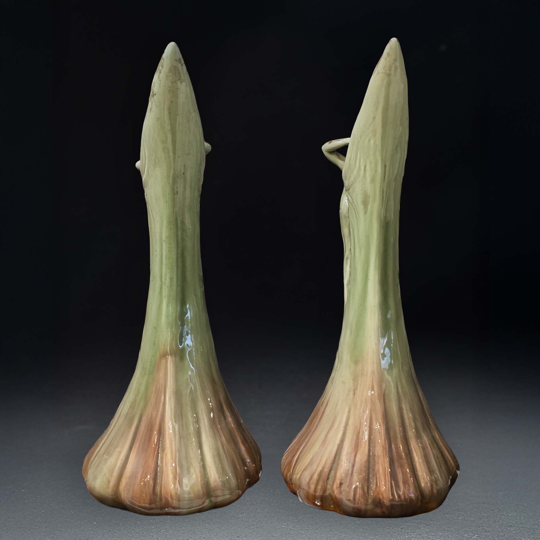 Paire de grands vases / pichets Art Nouveau Jérôme Massier en faïence à décor de femme stylisée