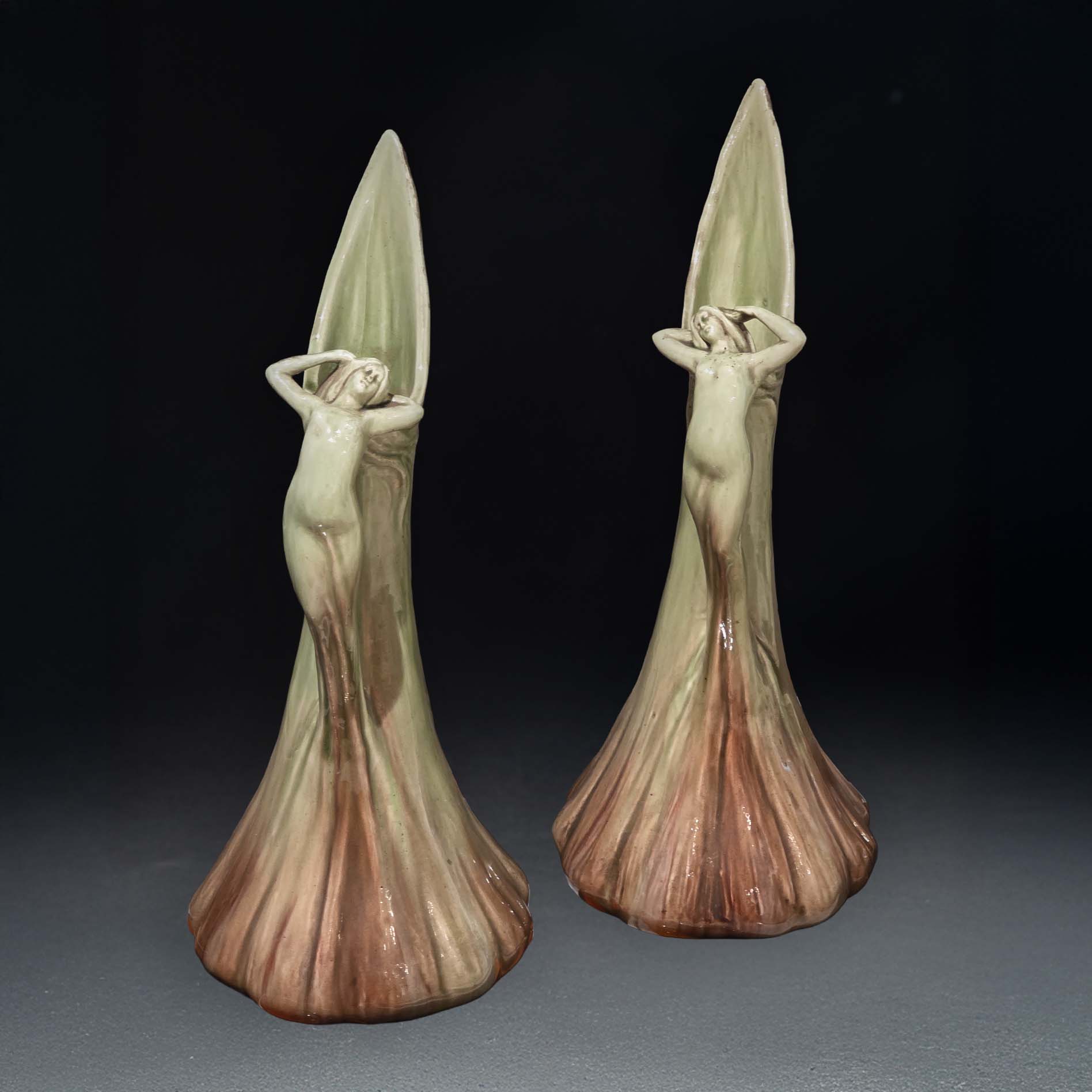 Paire de grands vases / pichets Art Nouveau Jérôme Massier en faïence à décor de femme stylisée