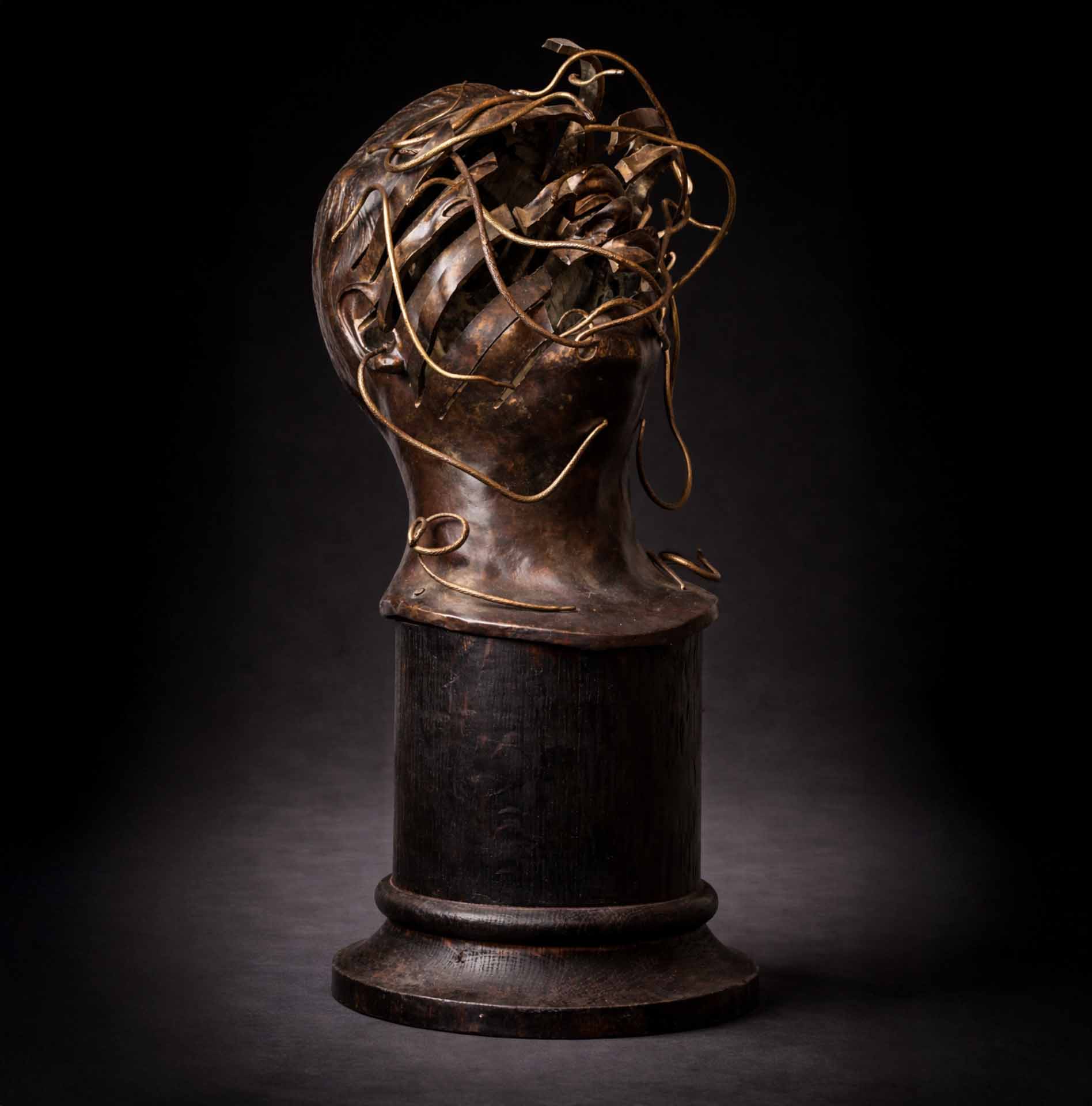 Buste aux serpents signé René Hetzel – Sculpture en bronze