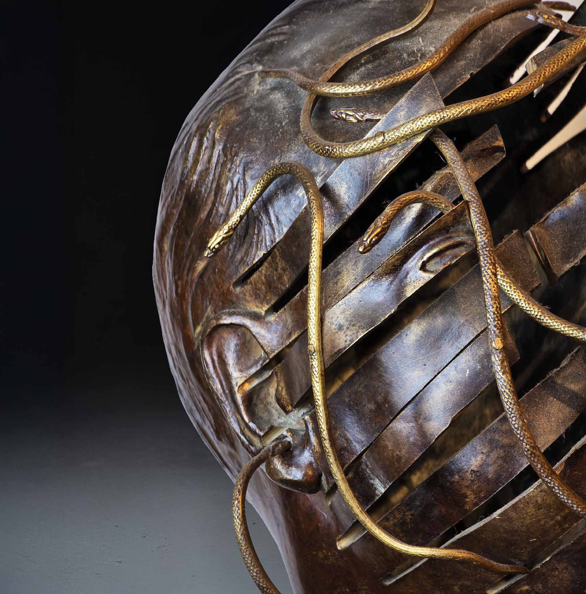 Buste aux serpents signé René Hetzel – Sculpture en bronze