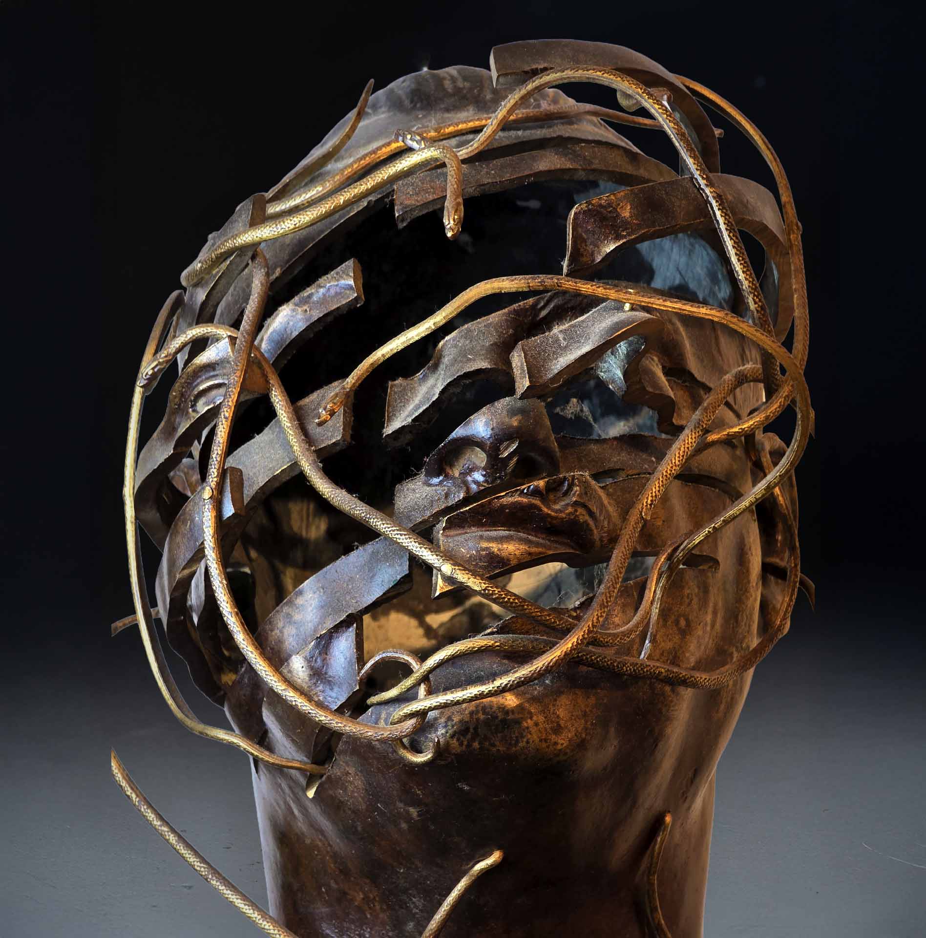 Buste aux serpents signé René Hetzel – Sculpture en bronze