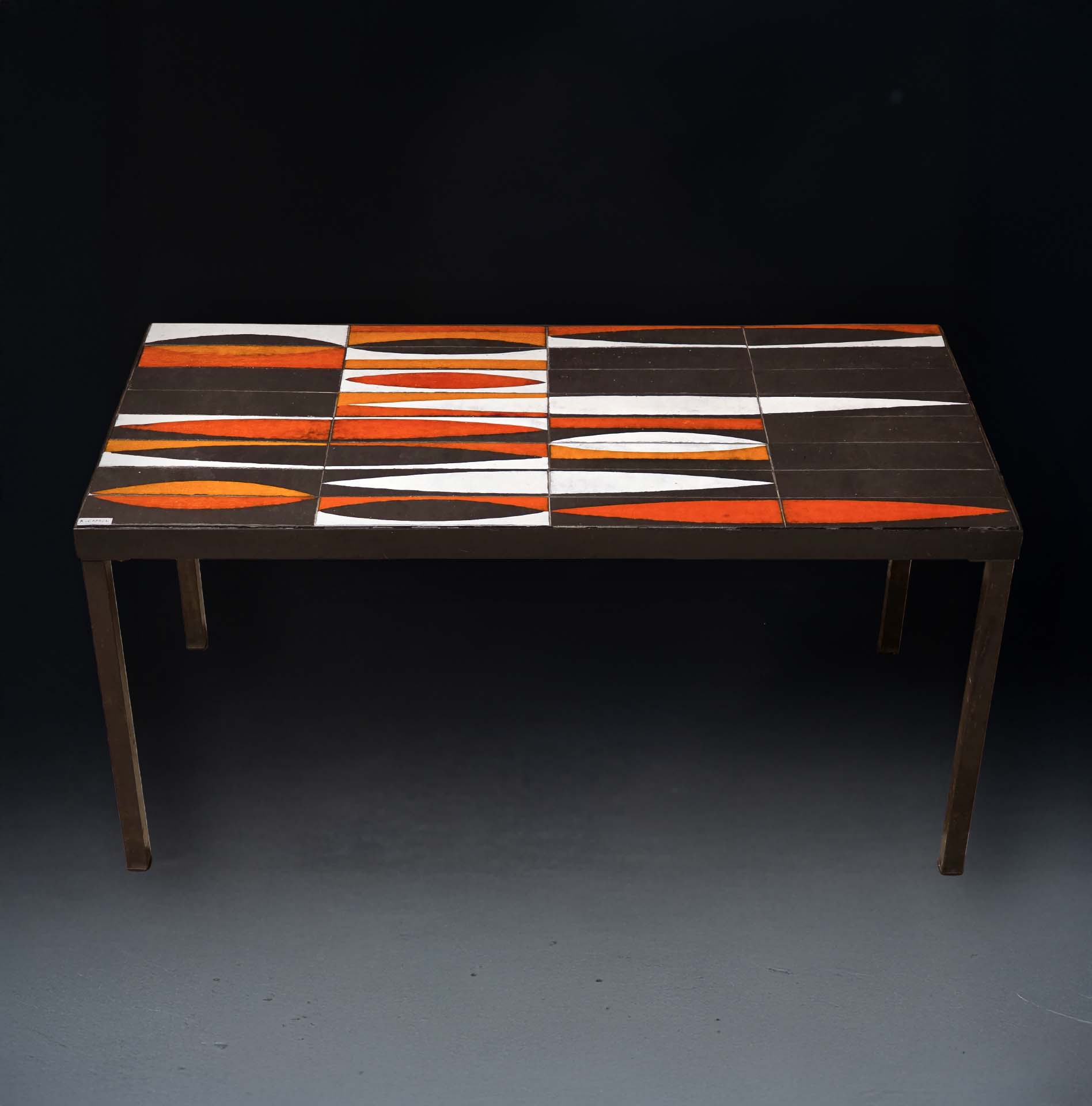 Table basse modèle “Shuttle” signée Roger Capron