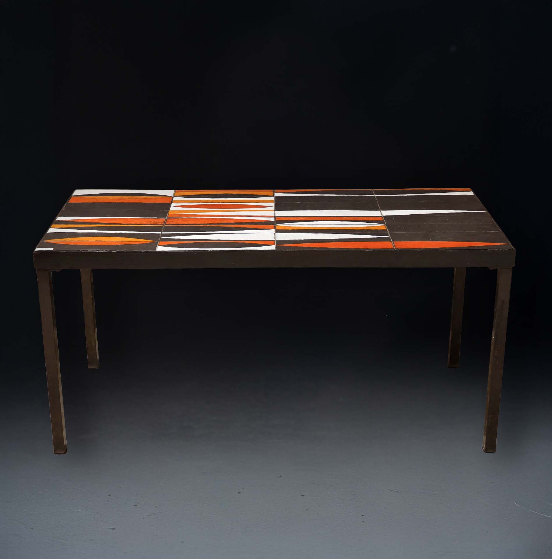 Table basse modèle “Shuttle” signée Roger Capron