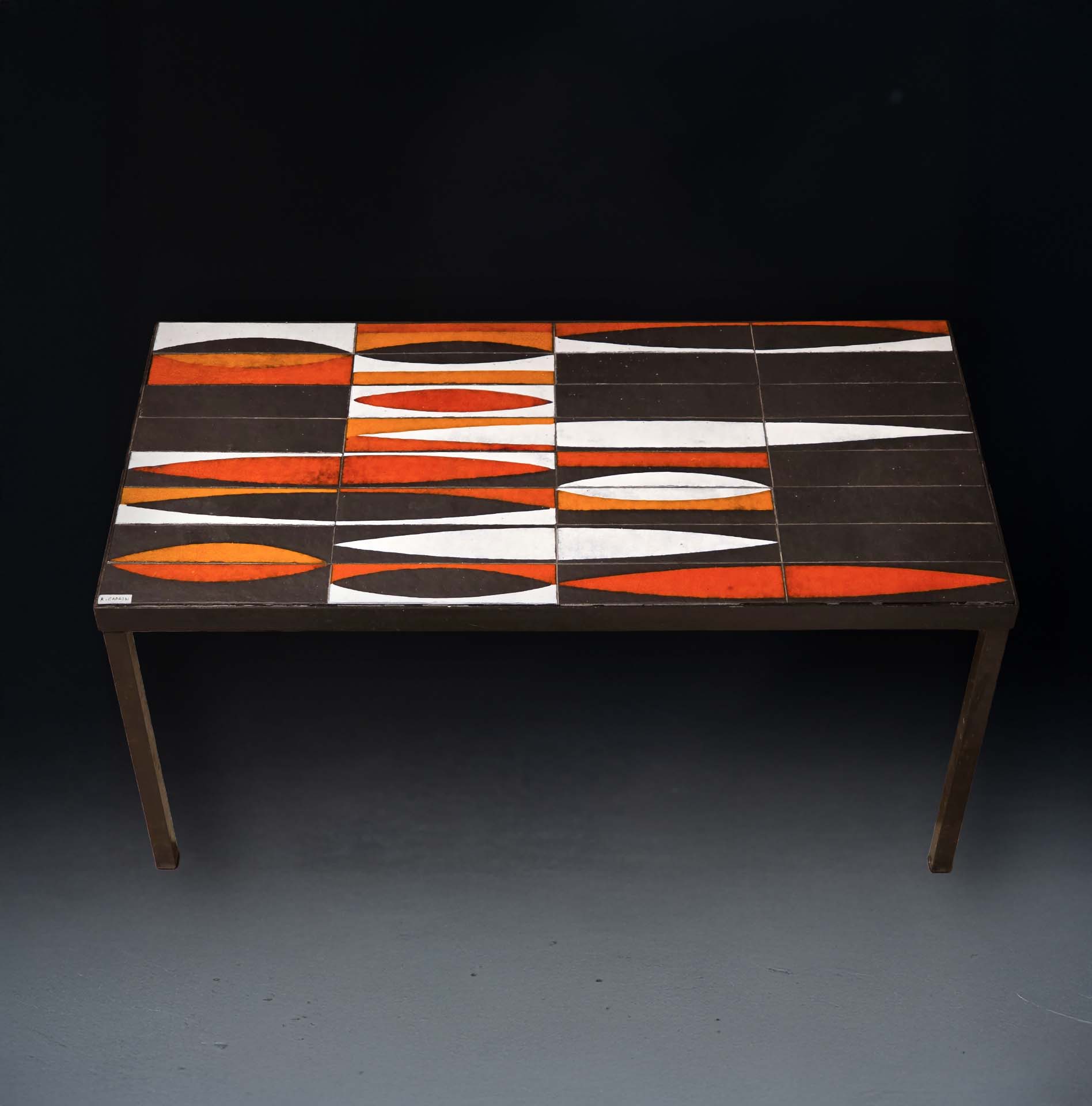 Table basse modèle “Shuttle” signée Roger Capron