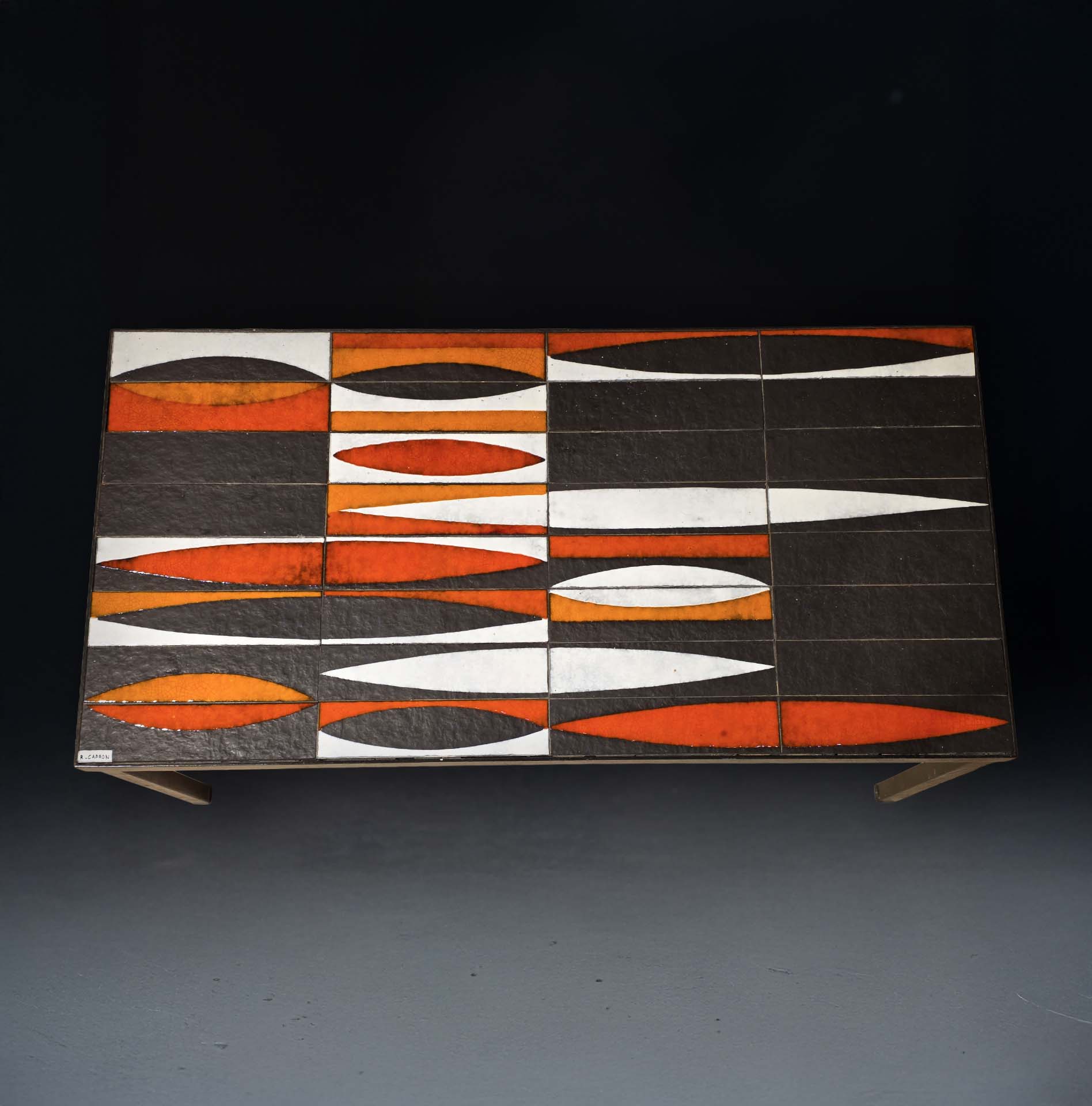 Table basse modèle “Shuttle” signée Roger Capron